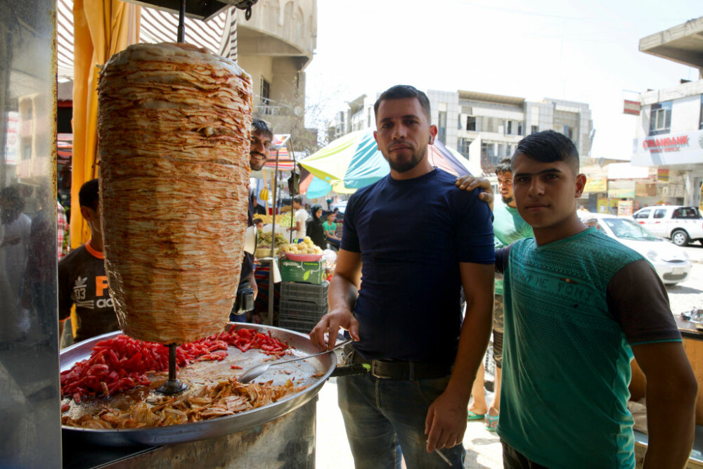 Viața după ISIS. Comercianții din Mosul își redeschid afacerile interzise de jihadiști - Imaginea 2