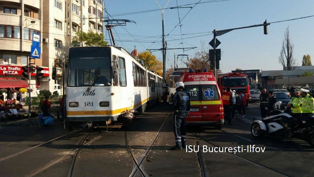Două tramvaie s-au ciocnit, într-o intersecție din Capitală - Imaginea 1
