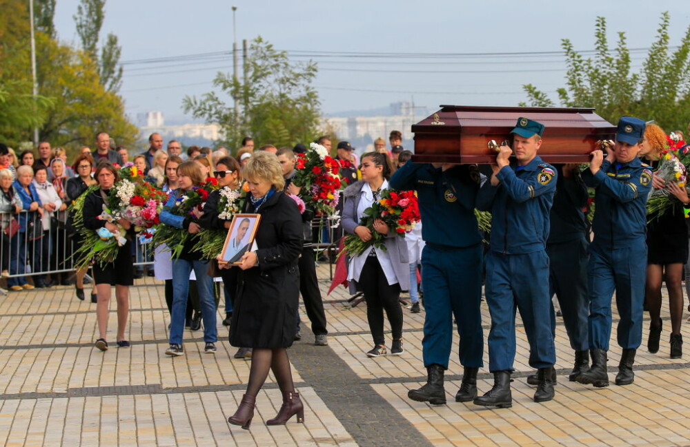 Tinerii uciși la liceul din Crimeea, conduși pe ultimul drum. FOTO - Imaginea 3
