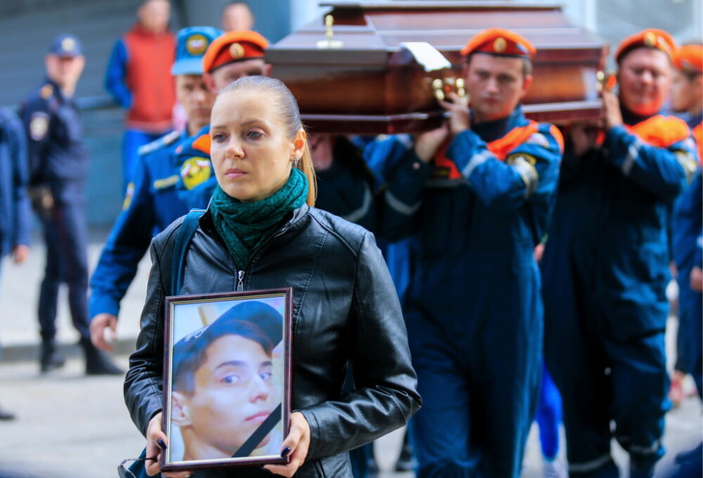 Tinerii uciși la liceul din Crimeea, conduși pe ultimul drum. FOTO - Imaginea 5
