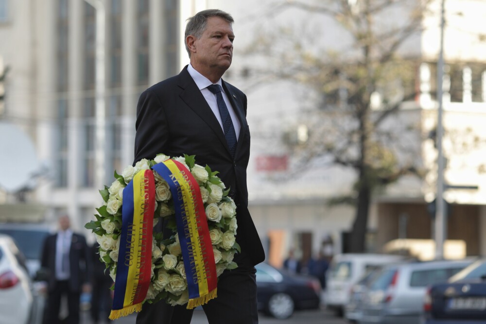 Klaus Iohannis a depus o coroană de flori în memoria victimelor de la Colectiv - Imaginea 1