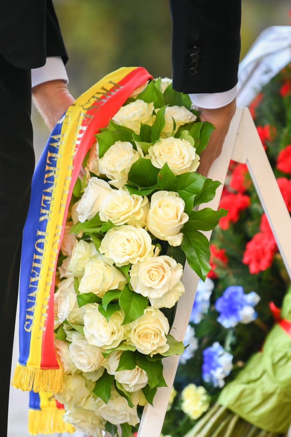 Klaus Iohannis a depus o coroană de flori în memoria victimelor de la Colectiv - Imaginea 3
