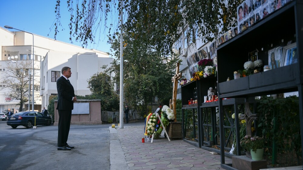 Klaus Iohannis a depus o coroană de flori în memoria victimelor de la Colectiv - Imaginea 4