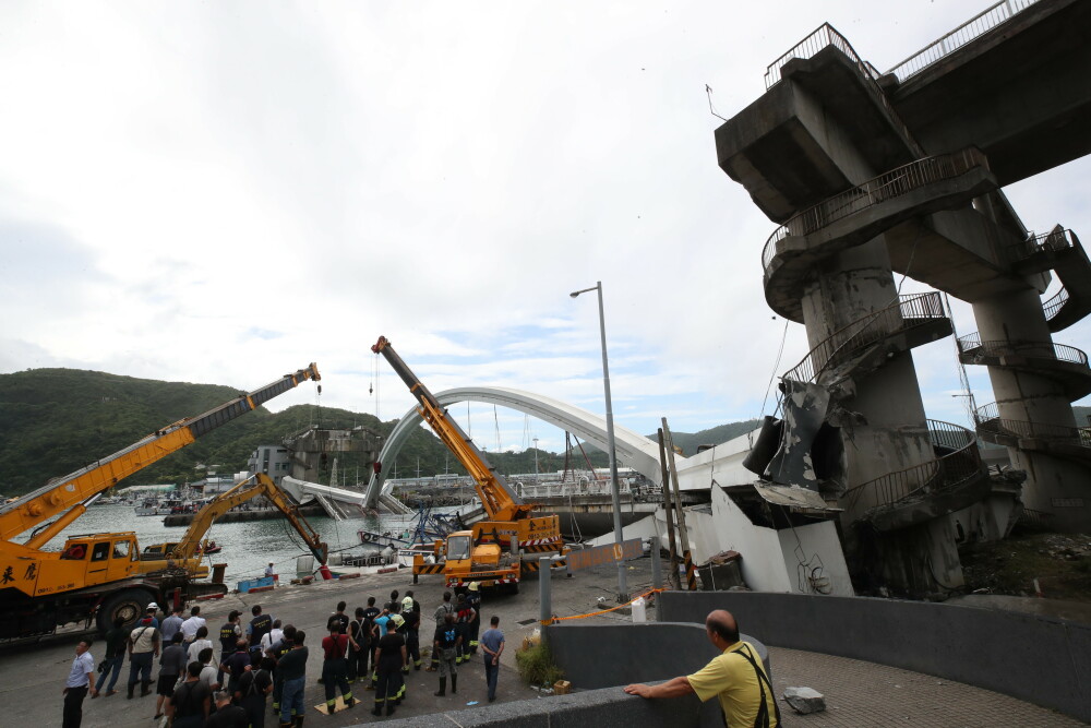 Momentul în care un pod s-a prăbușit în Taiwan. Oameni blocați sub dărâmături - Imaginea 11