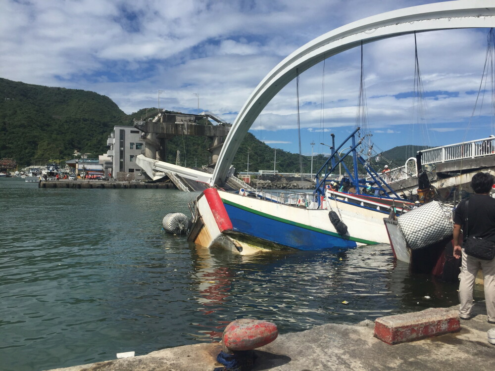 Momentul în care un pod s-a prăbușit în Taiwan. Oameni blocați sub dărâmături - Imaginea 9