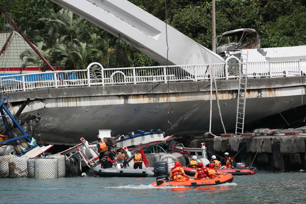 Momentul în care un pod s-a prăbușit în Taiwan. Oameni blocați sub dărâmături - Imaginea 7