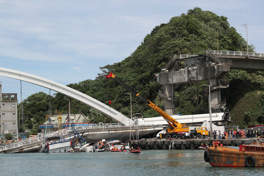 Momentul în care un pod s-a prăbușit în Taiwan. Oameni blocați sub dărâmături - Imaginea 6