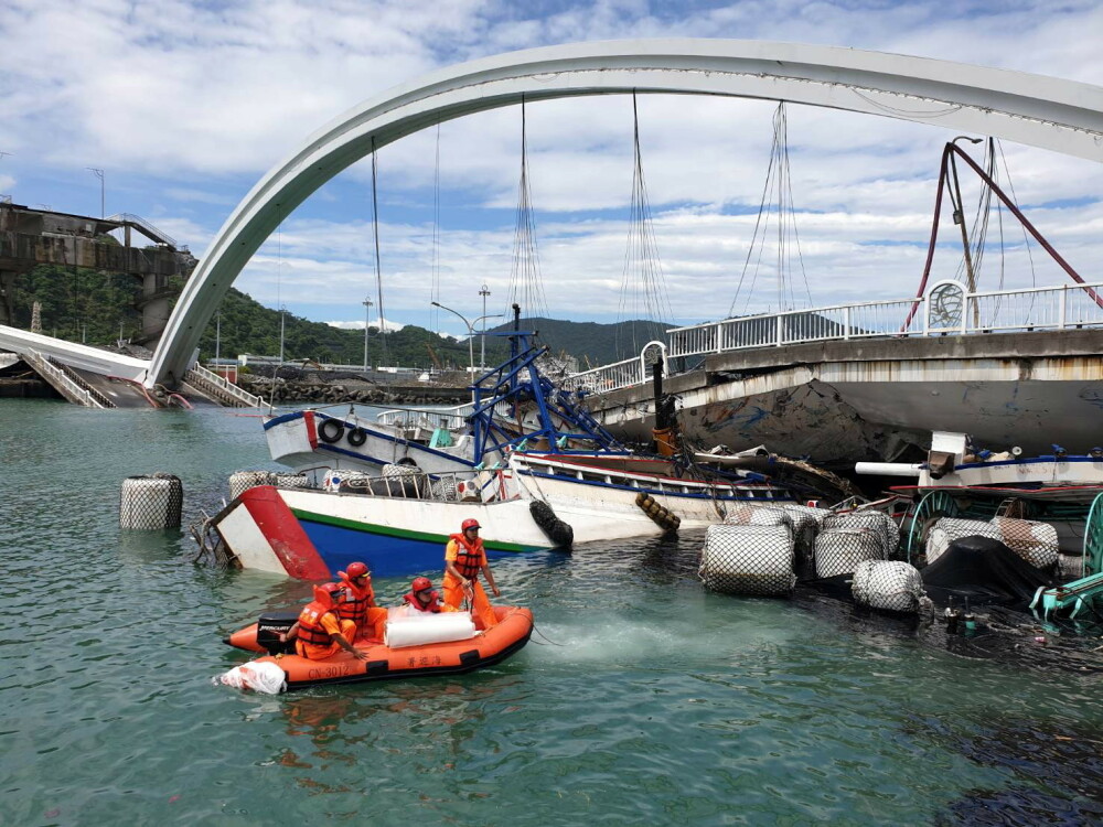 Momentul în care un pod s-a prăbușit în Taiwan. Oameni blocați sub dărâmături - Imaginea 5