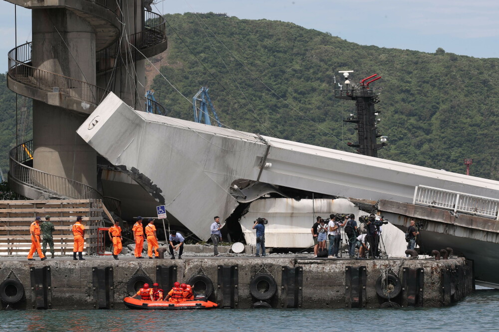 Momentul în care un pod s-a prăbușit în Taiwan. Oameni blocați sub dărâmături - Imaginea 4