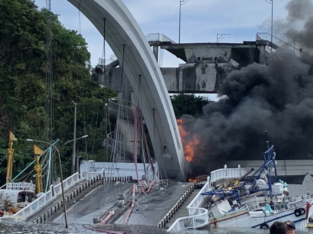 Momentul în care un pod s-a prăbușit în Taiwan. Oameni blocați sub dărâmături - Imaginea 2
