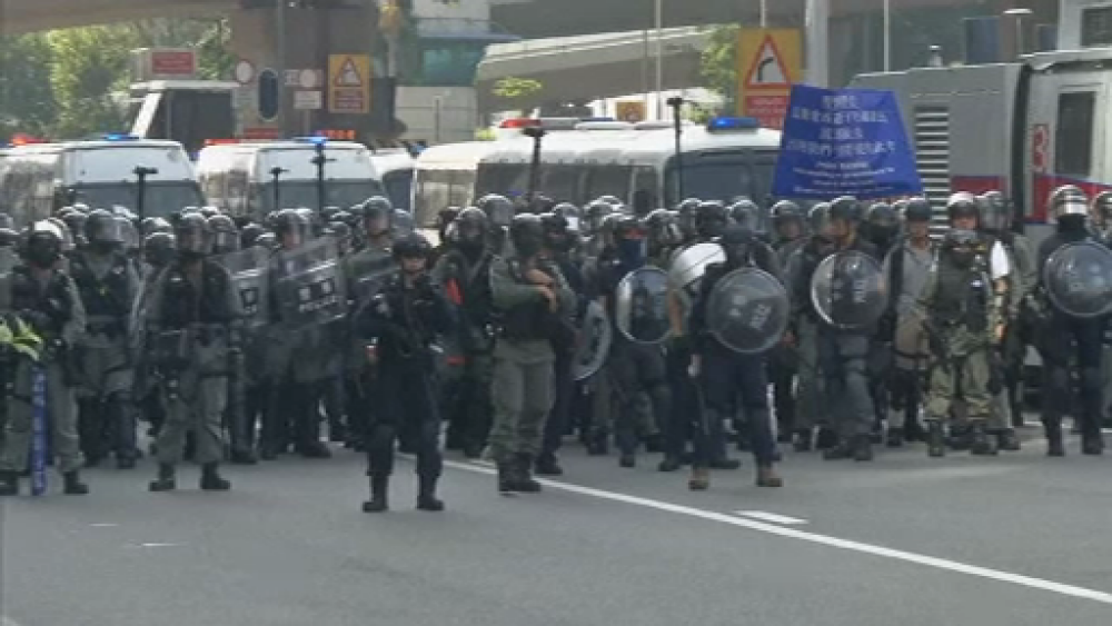 Poliţia din Hong Kong a tras cu gaze lacrimogene în manifestanții care purtau măști - Imaginea 6
