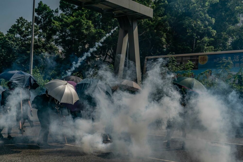 Poliţia din Hong Kong a tras cu gaze lacrimogene în manifestanții care purtau măști - Imaginea 3