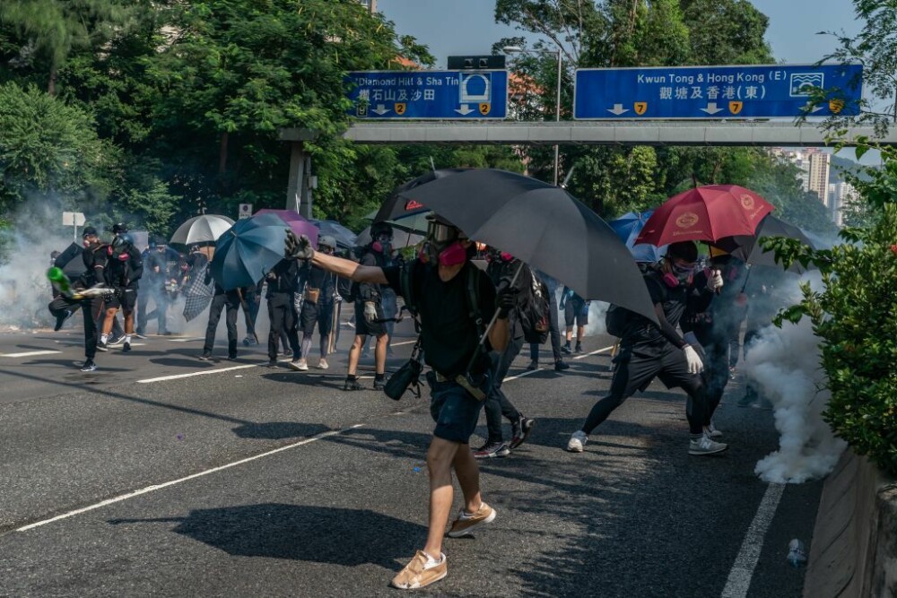 Poliţia din Hong Kong a tras cu gaze lacrimogene în manifestanții care purtau măști - Imaginea 2