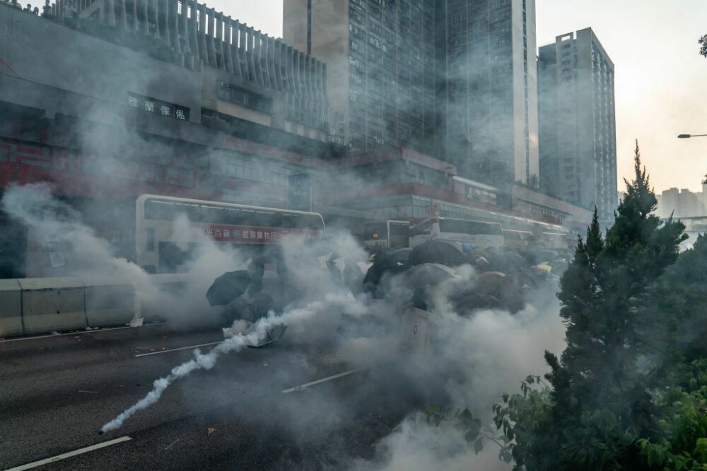 Noi violențe la Hong Kong. Momentul în care un manifestant a fost împușcat - Imaginea 5
