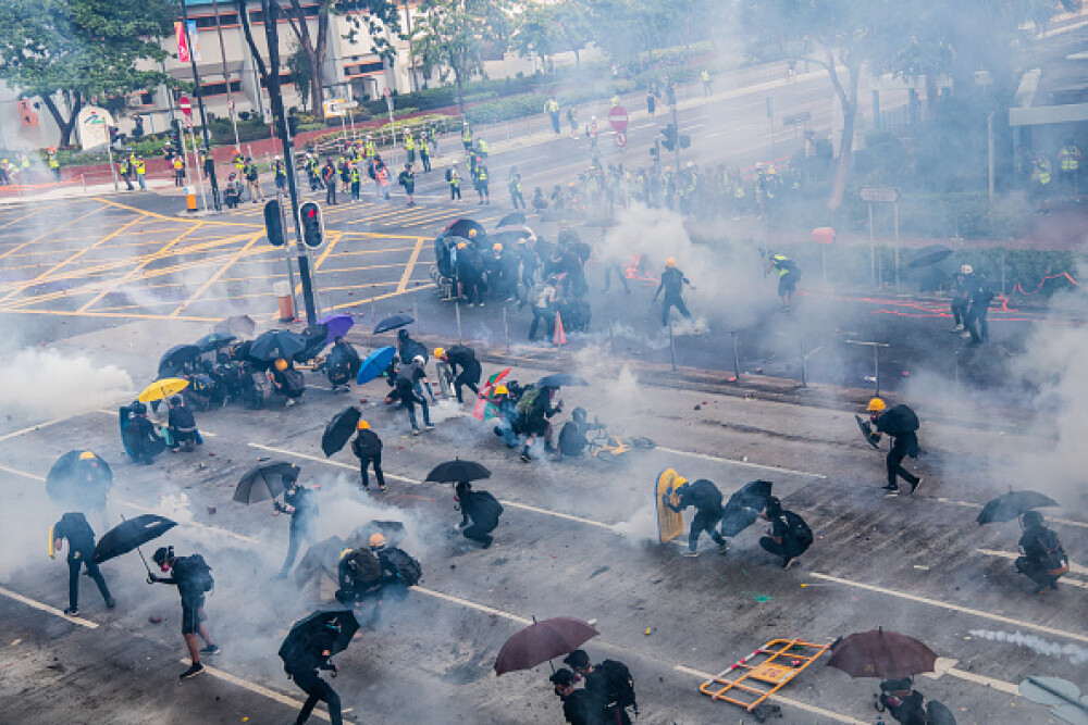 Noi violențe la Hong Kong. Momentul în care un manifestant a fost împușcat - Imaginea 10