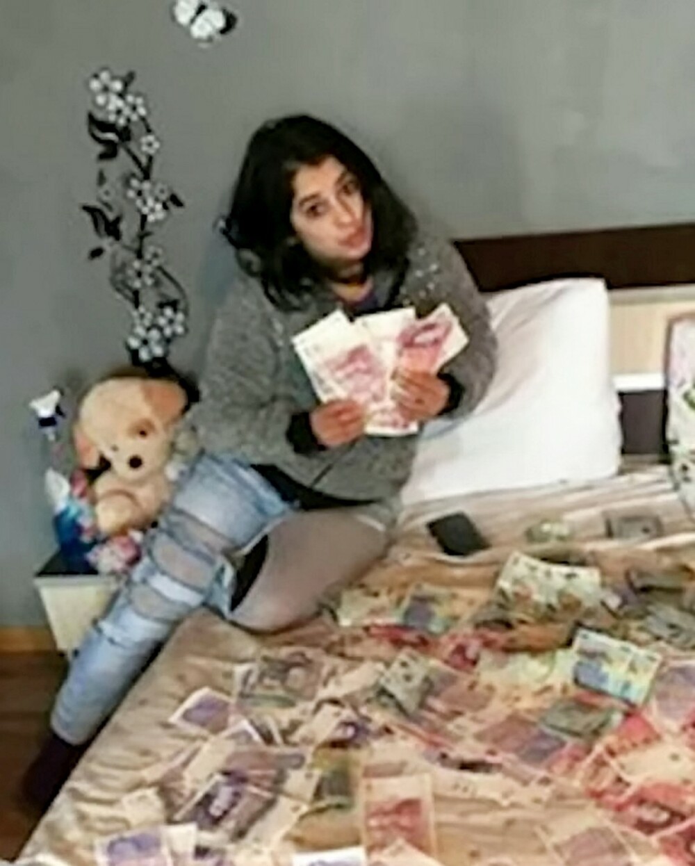 Românca din Anglia care s-a pozat într-un pat cu bani. Banda ei a spart sute de case - Imaginea 1