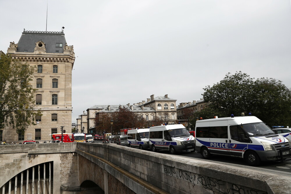 Alertă la sediul Poliției din Paris. Un bărbat a atacat mai mulți polițiști - Imaginea 8