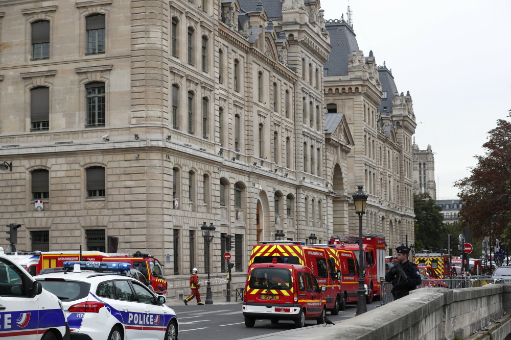 Alertă la sediul Poliției din Paris. Un bărbat a atacat mai mulți polițiști - Imaginea 7