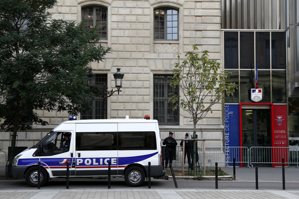 Alertă la sediul Poliției din Paris. Un bărbat a atacat mai mulți polițiști - Imaginea 6