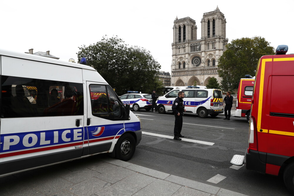 Alertă la sediul Poliției din Paris. Un bărbat a atacat mai mulți polițiști - Imaginea 5
