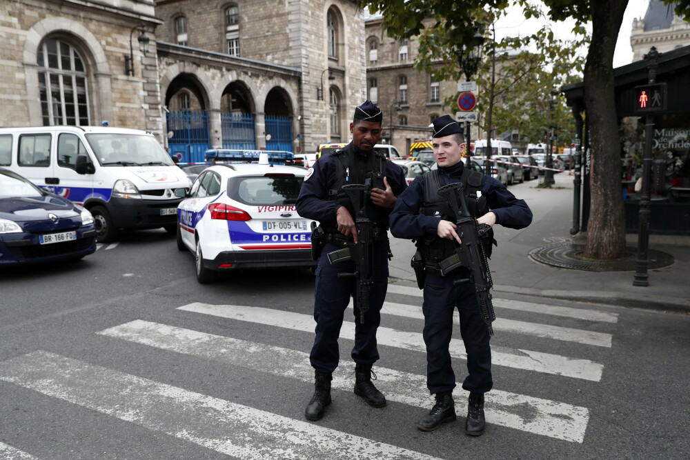 Alertă la sediul Poliției din Paris. Un bărbat a atacat mai mulți polițiști - Imaginea 4