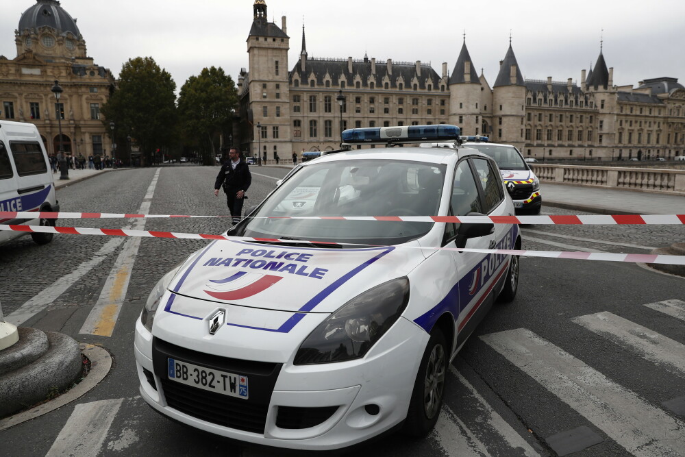 Alertă la sediul Poliției din Paris. Un bărbat a atacat mai mulți polițiști - Imaginea 1