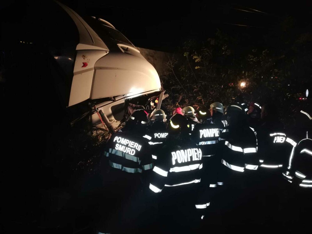 Accident extrem de grav în Ialomița. 10 oameni au murit și 7 au fost răniți după ce un TIR a intrat pe contrasens - Imaginea 7