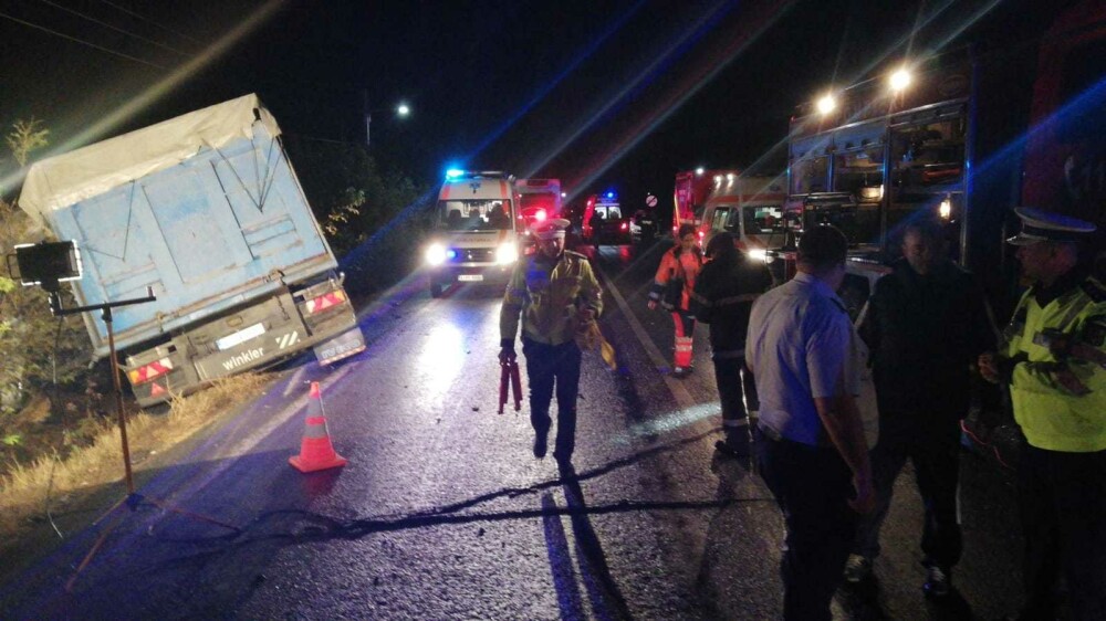 Accident extrem de grav în Ialomița. 10 oameni au murit și 7 au fost răniți după ce un TIR a intrat pe contrasens - Imaginea 3