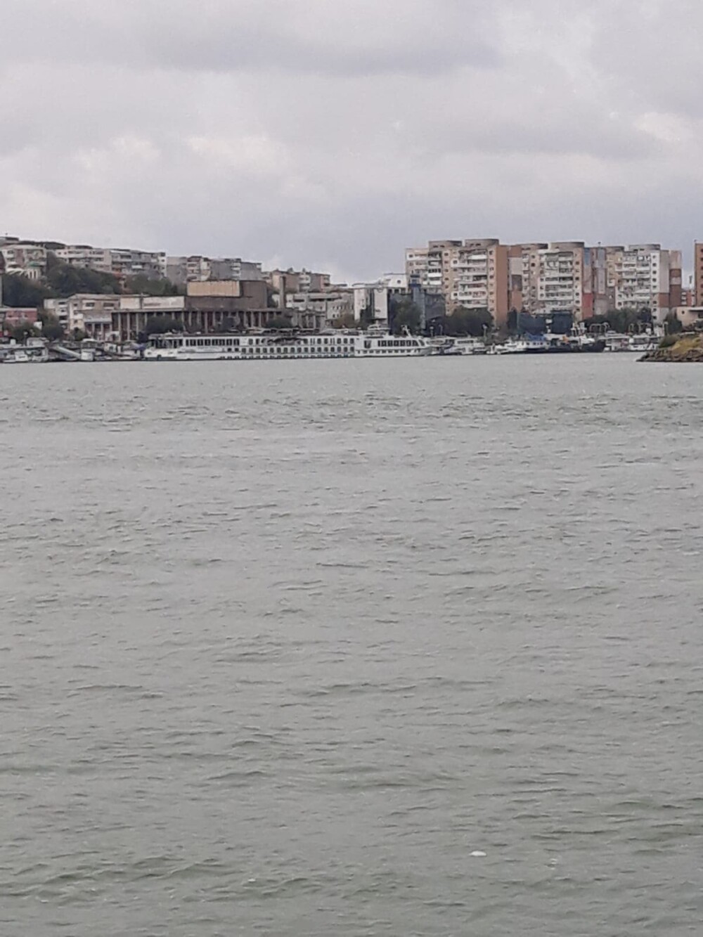 O navă de croazieră s-a ciocnit cu un cargo pe Dunăre, la Tulcea. Doi oameni la spital - Imaginea 4
