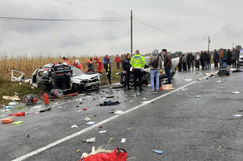Patru morți și doi răniți după ce un Opel a fost spulberat de un SUV Jaguar, în Iași. VIDEO - Imaginea 1