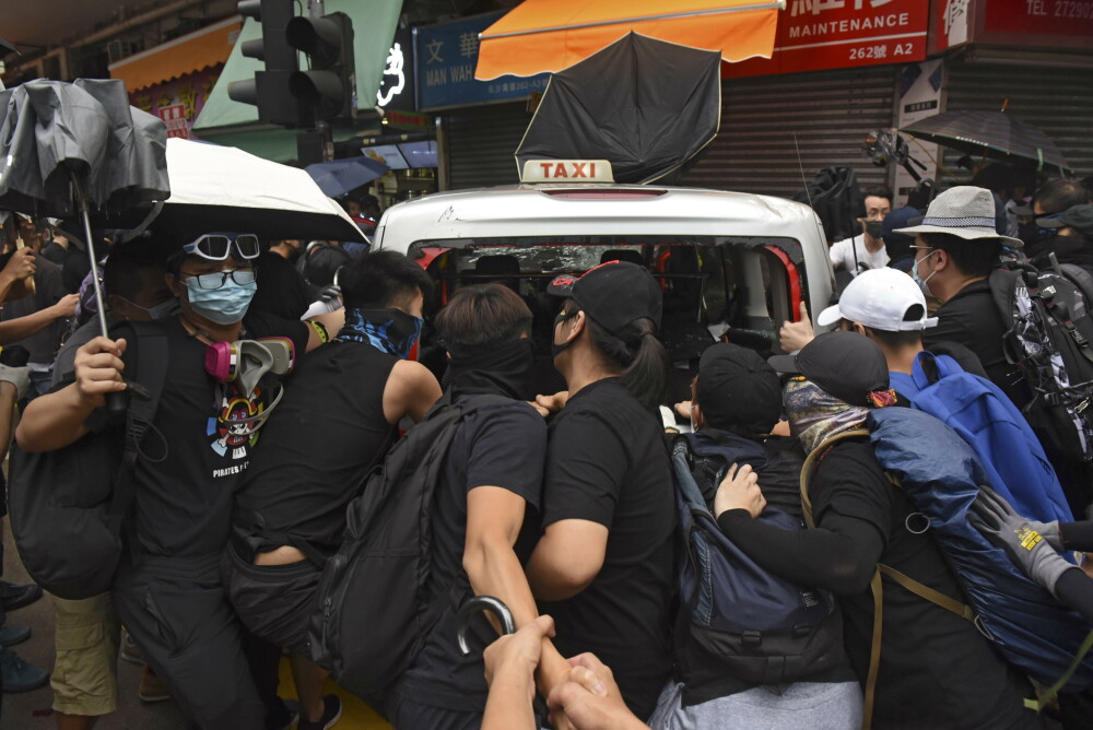 Taximetrist bătut de manifestanții din Hong Kong după ce a intrat cu mașina în mulțime - Imaginea 7