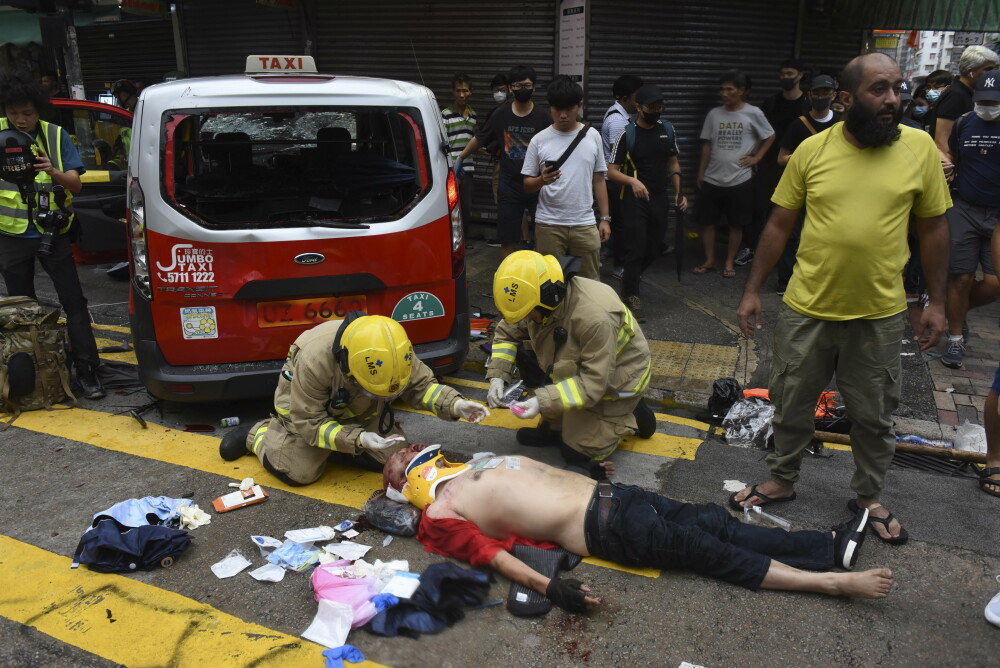 Taximetrist bătut de manifestanții din Hong Kong după ce a intrat cu mașina în mulțime - Imaginea 5