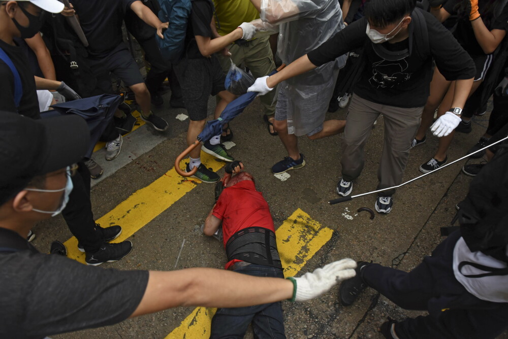 Taximetrist bătut de manifestanții din Hong Kong după ce a intrat cu mașina în mulțime - Imaginea 4