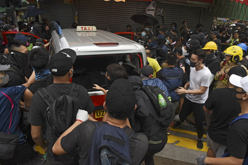 Taximetrist bătut de manifestanții din Hong Kong după ce a intrat cu mașina în mulțime - Imaginea 3