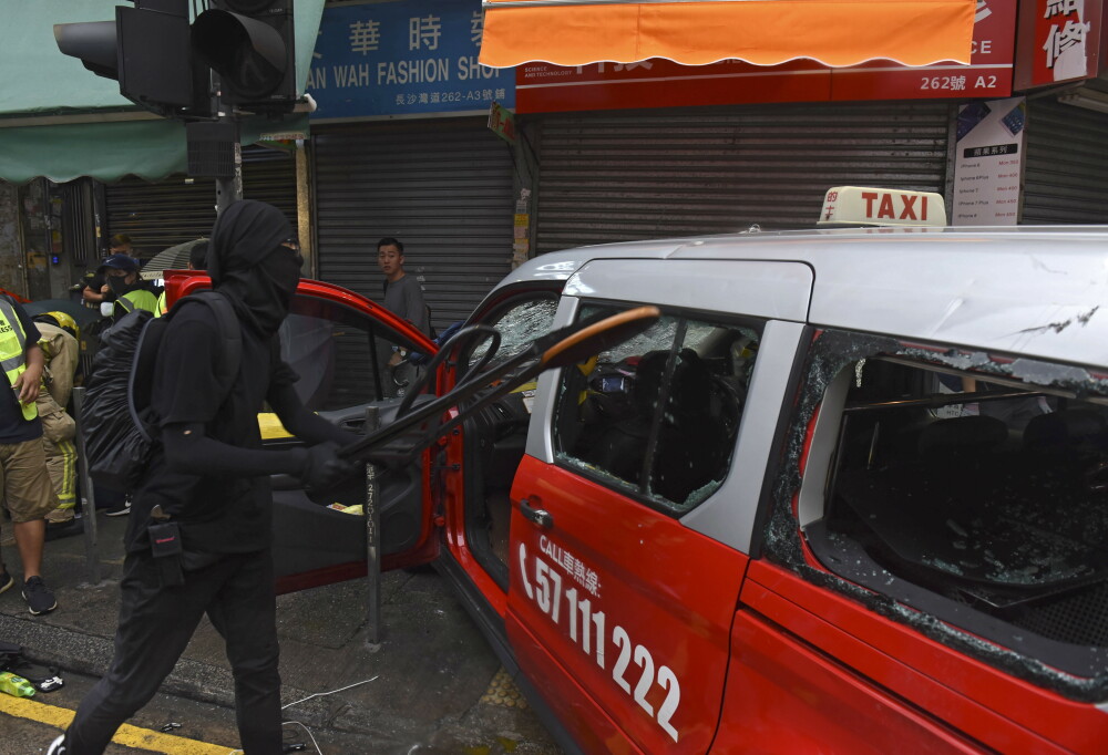 Taximetrist bătut de manifestanții din Hong Kong după ce a intrat cu mașina în mulțime - Imaginea 2