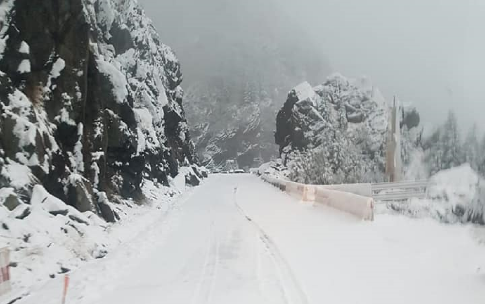 Iarnă în toată regula în Harghita. Drumarii au început deszăpezirea pe mai multe drumuri - Imaginea 5