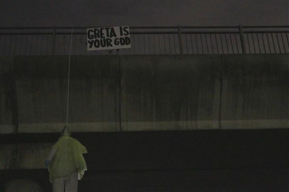 Manechin cu chipul Gretei Thunberg, găsit spânzurat sub un pod din Roma - Imaginea 3