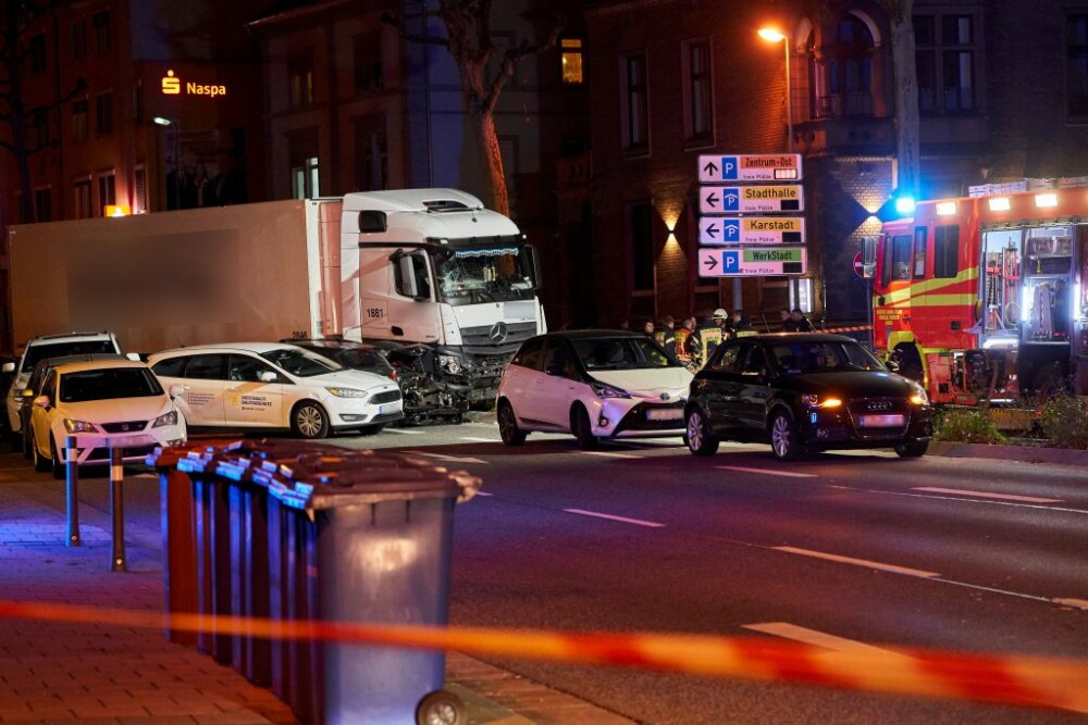 Posibil atac terorist în Germania. A furat un camion și a intrat cu el în mulțime - Imaginea 1