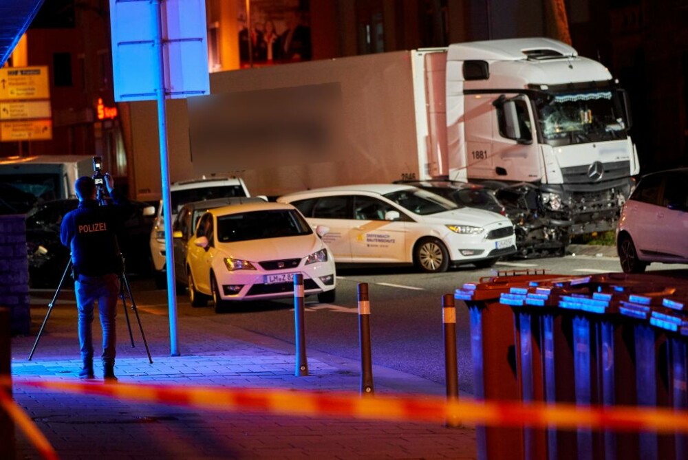 Posibil atac terorist în Germania. A furat un camion și a intrat cu el în mulțime - Imaginea 4