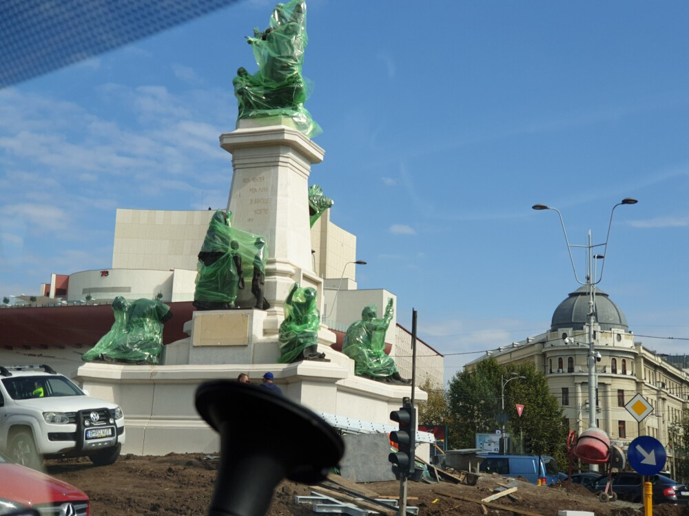 Ansamblu de 7 statui instalat în centrul Bucureștiului. Originalul, topit de comuniști - Imaginea 1
