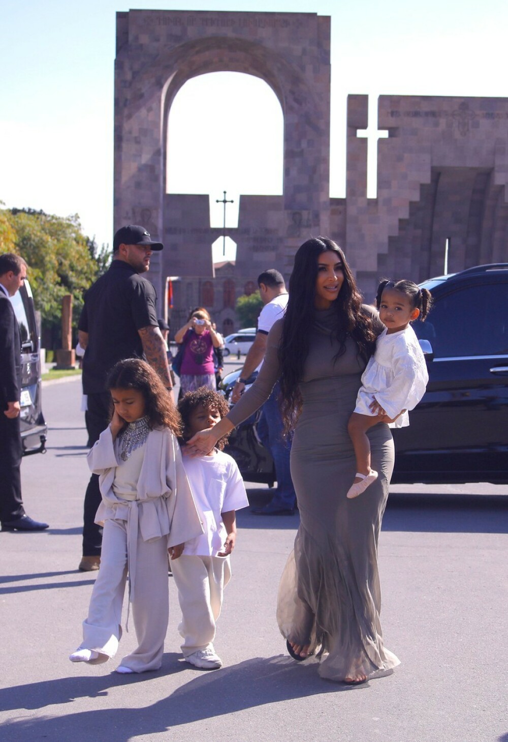 Imagini de la botezul copiilor lui Kim Kardashian din Armenia - Imaginea 1