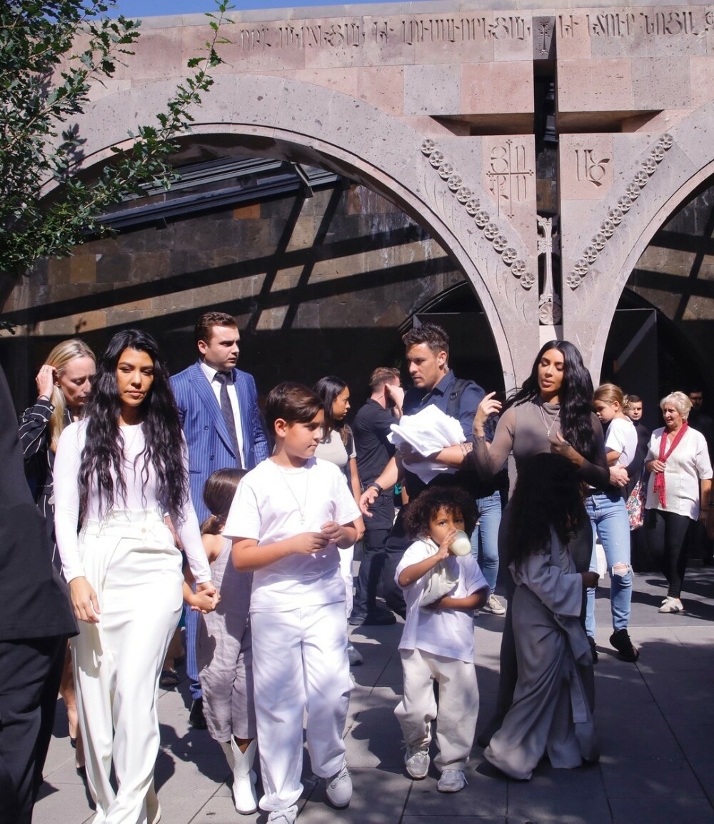 Imagini de la botezul copiilor lui Kim Kardashian din Armenia - Imaginea 3