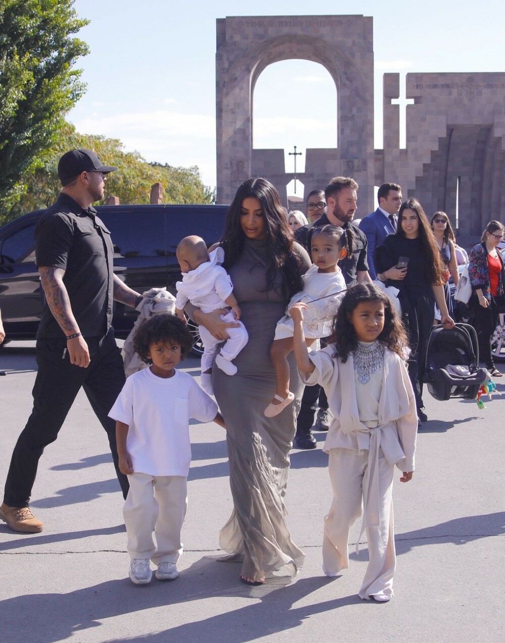 Imagini de la botezul copiilor lui Kim Kardashian din Armenia - Imaginea 5