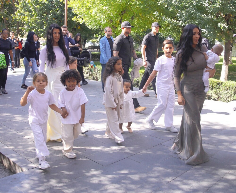 Imagini de la botezul copiilor lui Kim Kardashian din Armenia - Imaginea 6