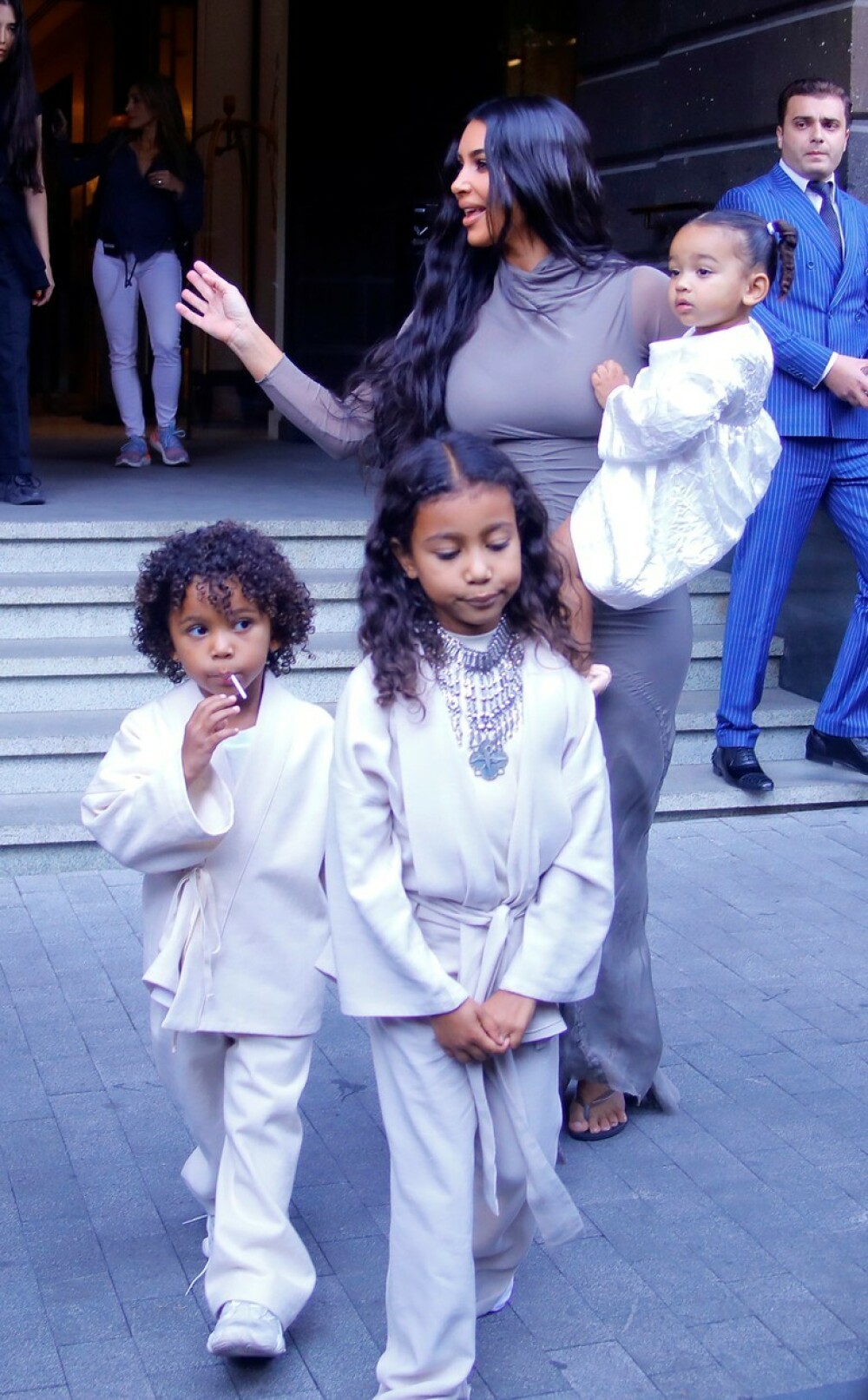 Imagini de la botezul copiilor lui Kim Kardashian din Armenia - Imaginea 7