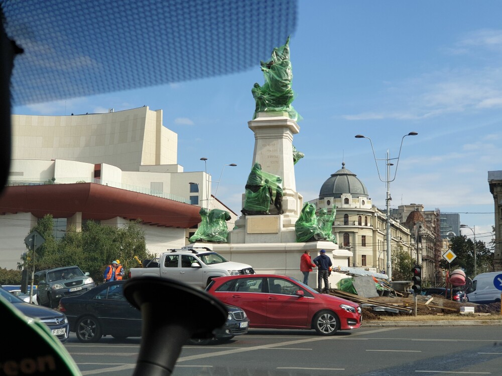 Ansamblu de 7 statui instalat în centrul Bucureștiului. Originalul, topit de comuniști - Imaginea 2