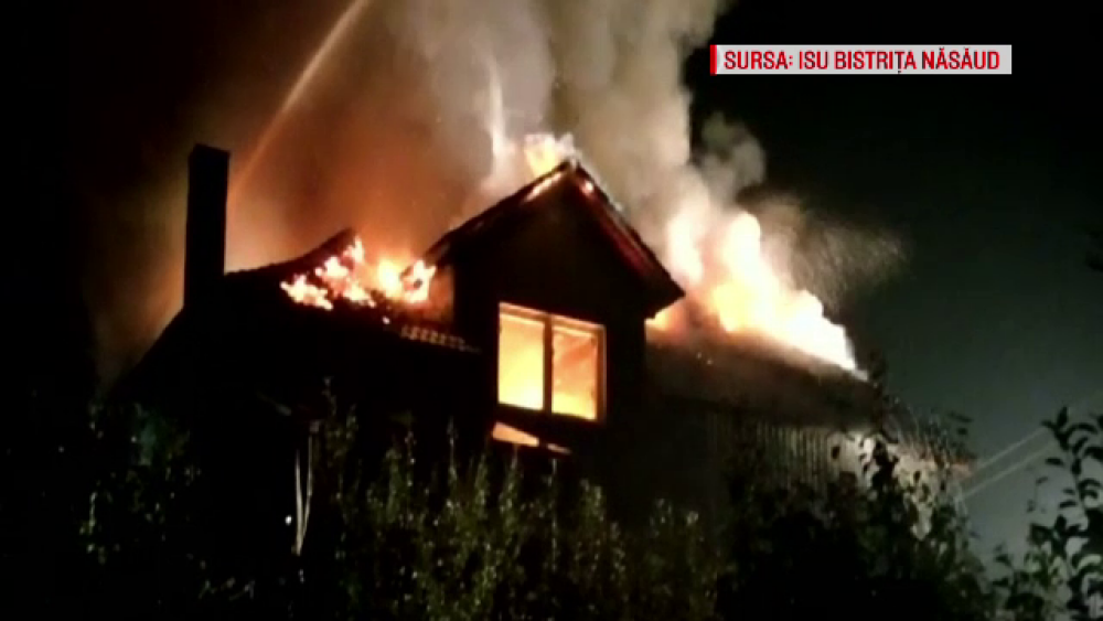 Incendiu violent în Bistrița-Năsăud. O casă a fost mistuită de flăcări - Imaginea 1