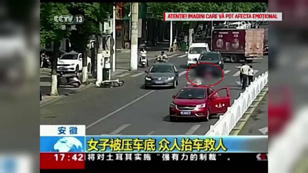 Accident șocant în China. O femeie a fost călcată de două mașini în câteva secunde - Imaginea 1