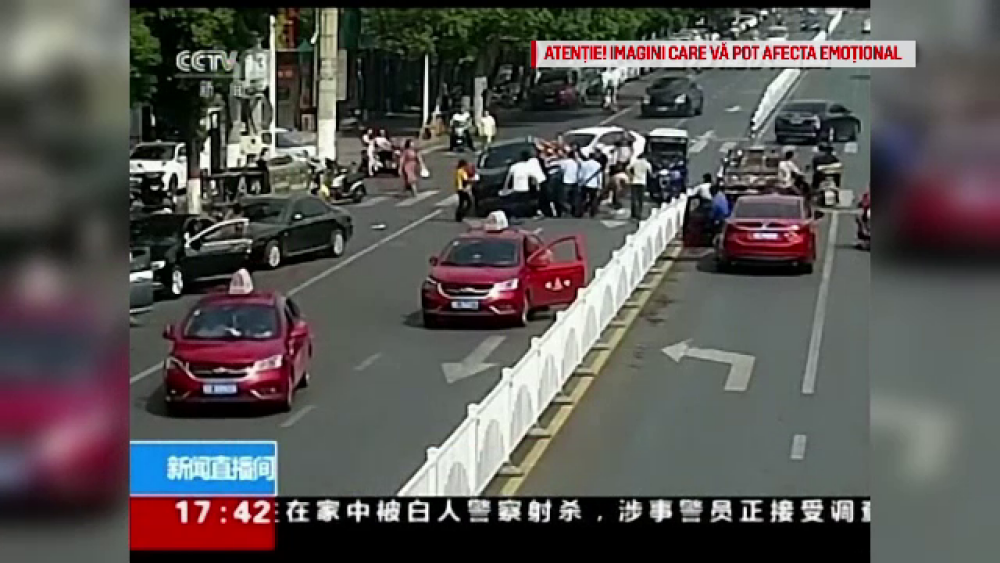 Accident șocant în China. O femeie a fost călcată de două mașini în câteva secunde - Imaginea 2
