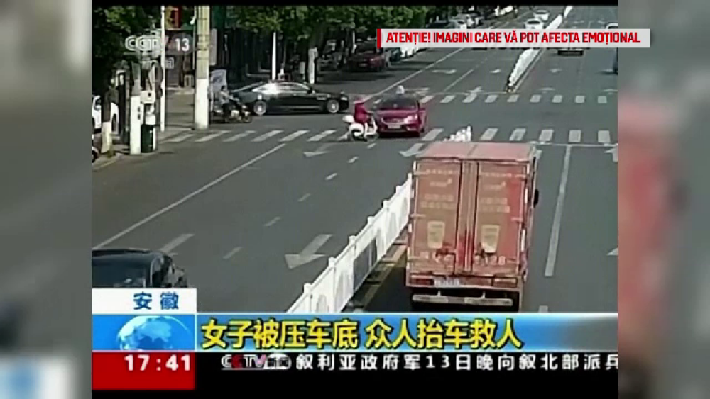 Accident șocant în China. O femeie a fost călcată de două mașini în câteva secunde - Imaginea 3